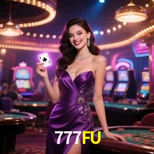 Escena dinámica inspirada en casino con iluminación 777FU, cartas, fichas e íconos de juegos digitales en un espacio moderno de juegos.